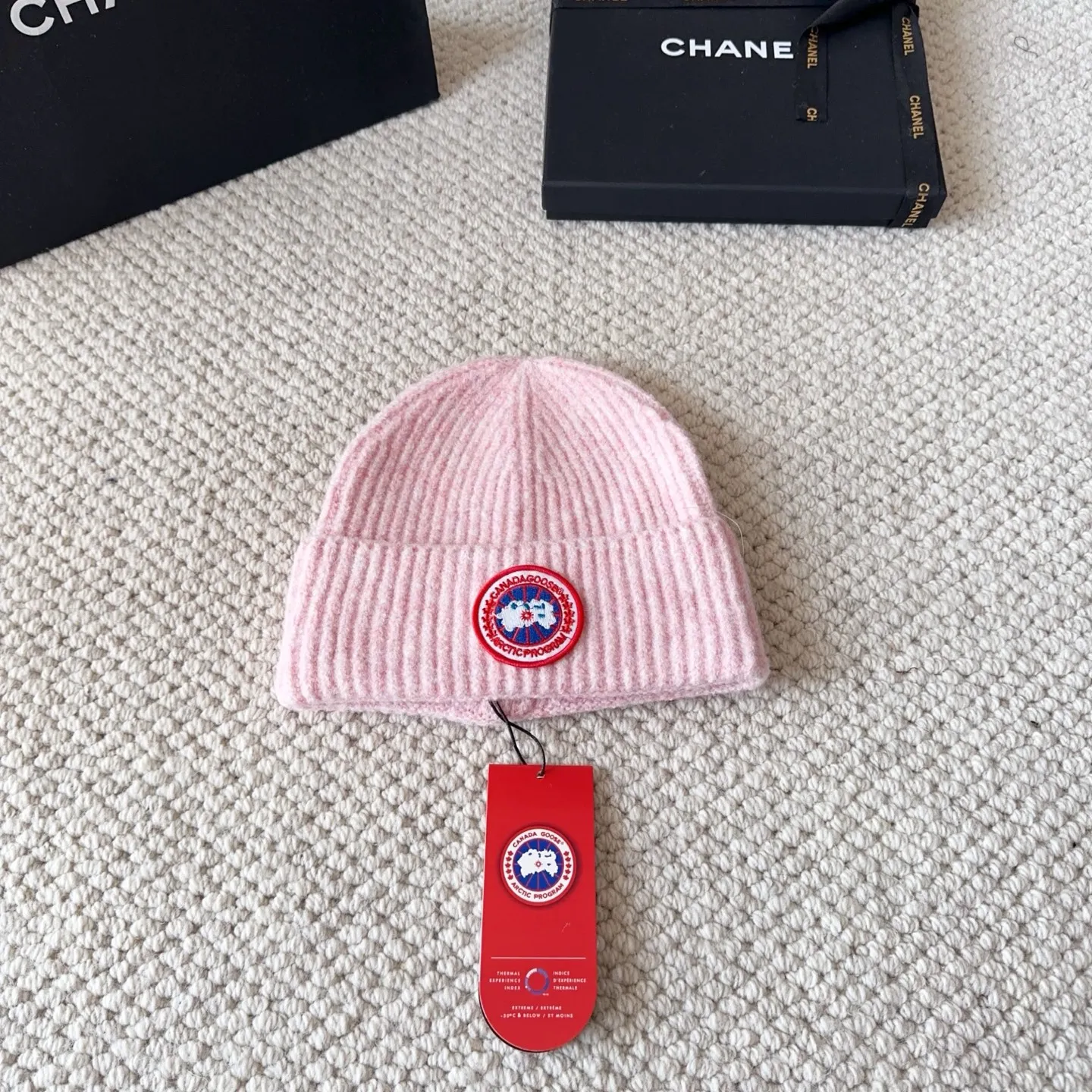 💰60 CANADA GOOSE Canada Goose winter warm cashmere cold hat. Rabbit wool material, thick feel, not easy to deform. Fashionable and versatile couple hat, imported embroidery logo, cashmere cotton yarn, sold in high quality three colors. Head circumference: 55-58cm available